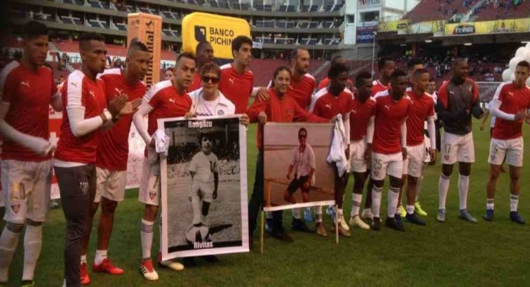 Paúl Rivas y Javier Ortega recibieron un homenaje en el estadio de LDU-Q