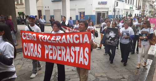 Familiares de las víctimas de cura violador en Cuenca, denuncian llamadas para «arreglar» situación