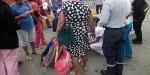 Mujer dio a luz en los exteriores de un hospital en Cañar (Video)