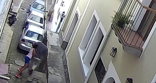 Cámaras captan cuando un sujeto casi rapta a niña en el centro Quito (Video)