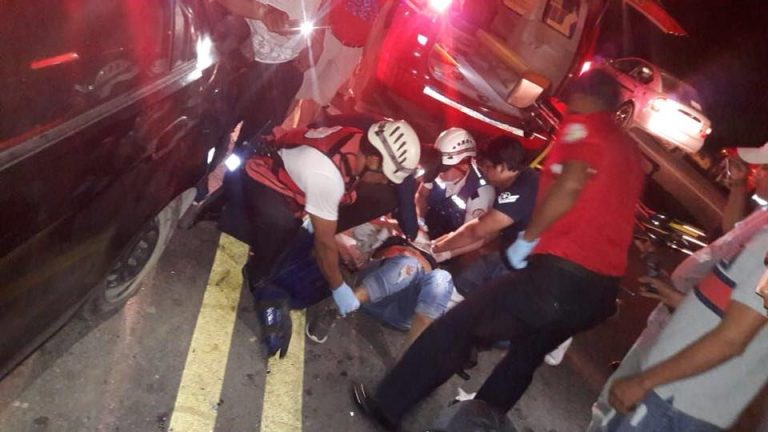 Choque entre camión y auto deja 03 policías heridos en Milagro