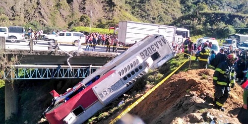 Bus cayó a un precipicio en Loja y dejó más de 17 heridos
