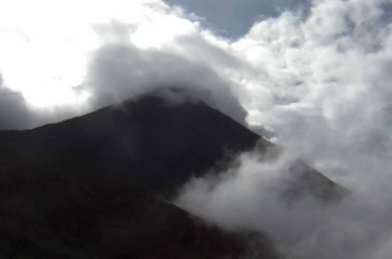 Volcán El Reventador mantiene actividad eruptiva alta