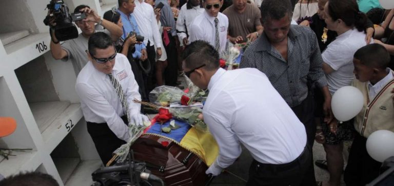 Familiares despidieron a pareja ecuatoriana asesinada en la frontera