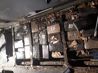 Encuentran 637 kilos de droga en bus colombiano accidentado en Ecuador