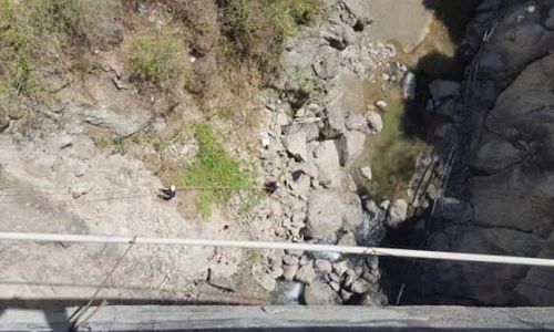 Demente lanza a hija de 5 años por un puente de 70 metros de altura y luego se suicida