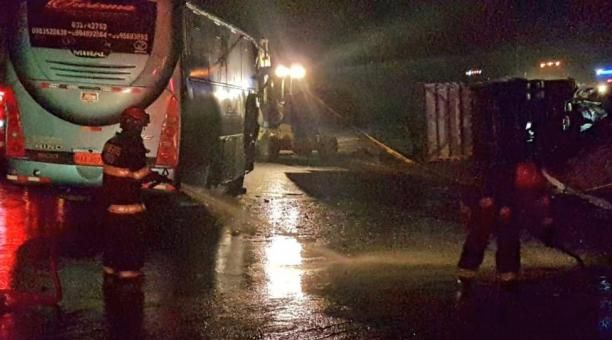 Accidente de tránsito en Vía Alóag – Santo Domingo deja 3 muertos y 20 heridos
