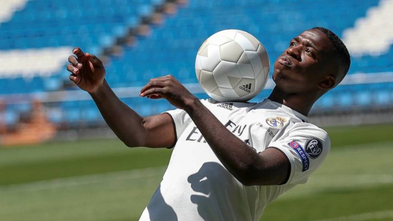 Vinicius Jr y Odegaard burlan a Modric en plena práctica