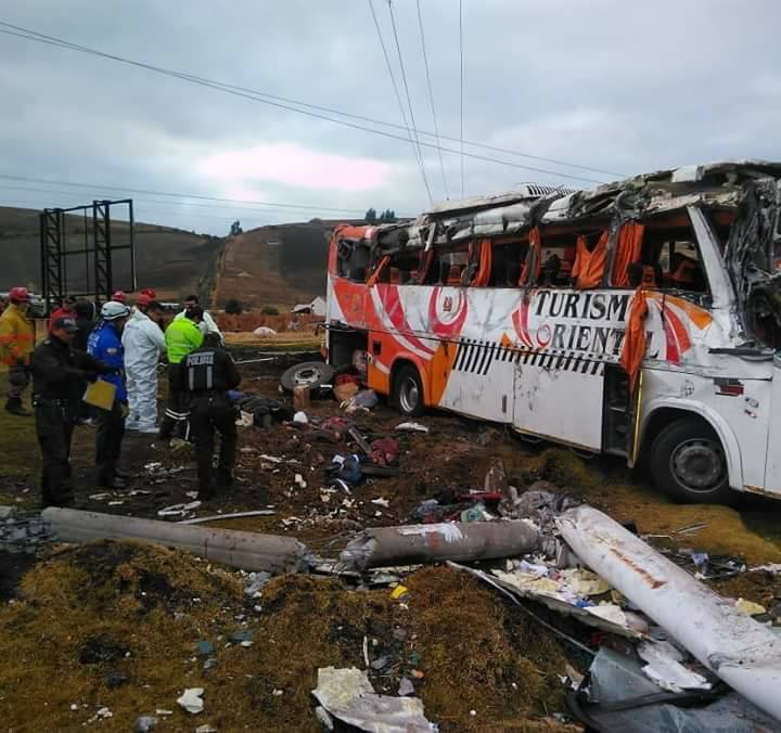 Cinco muertos y 27 heridos al volcarse bus en cantón Colta