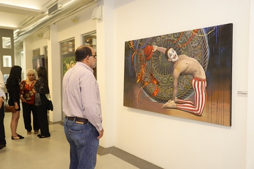 Alejandro Elías artista plástico presenta sus obras en el centro de arte
