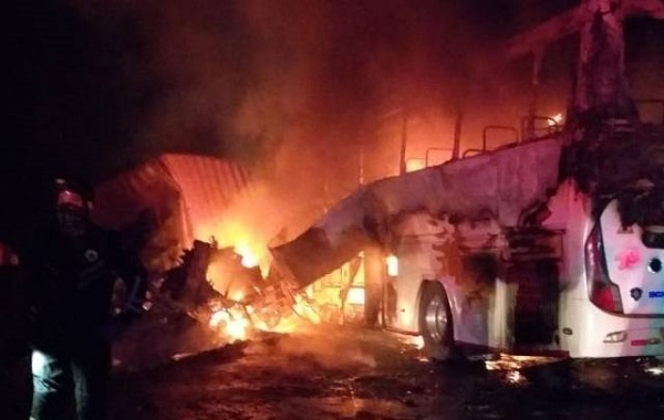 Al menos 6 muertos en choque e incendio de tres vehículos en vía Quevedo-Santo Domingo