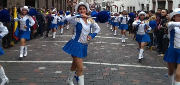 Quito celebra su embanderamiento con desfile estudiantil