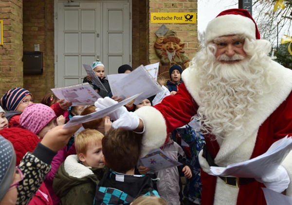 Santa Claus ya recibe cartas por Navidad en su oficina postal de Alemania
