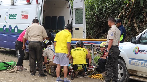 Primer Respondiente del ECU 911 colaboró en rescate de persona que sufrió caída en las cascadas de Alluriquín