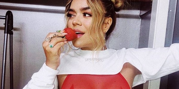 Vídeo: Karol G se cayó en pleno concierto en Las Vegas