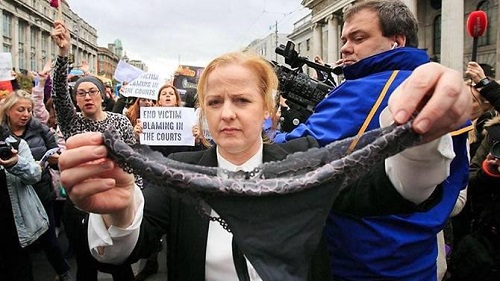 En Irlanda, abogada mostró una tanga como prueba de consentimiento de una “violación”, y el acusado salió absuelto