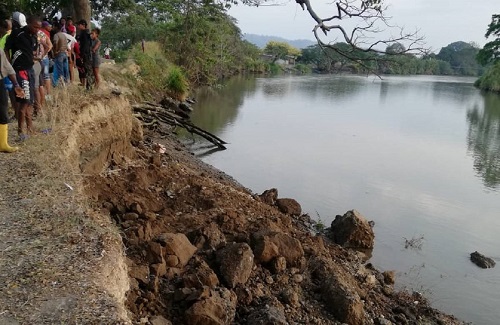 Tres menores de edad murieron enterrados a orillas del río Esmeraldas