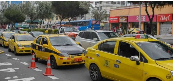 Taxistas reciben compensación ante alza de combustible