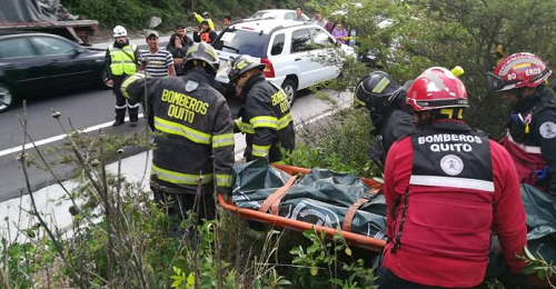 En Quito volqueta cayó a una quebrada y dejó un fallecido