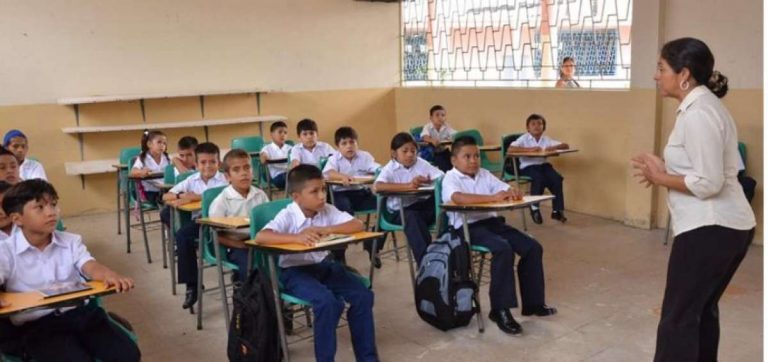 Estudiantes de Ecuador suspenden matemáticas, ciencias y lectura