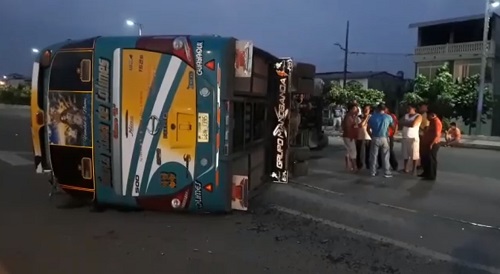 Volcamiento de bus de transporte deja varios heridos