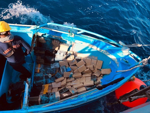 Catorce pescadores detenidos en alta mar por presunto traslado de droga