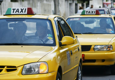 Taxistas recibirán 270 galones de gasolina por mes debido al incremento en su precio
