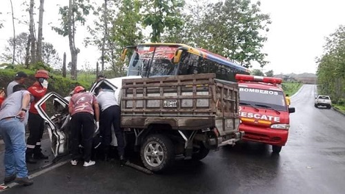 Un muerto y varios heridos en choque de bus de la cooperativa Bolívar en Manabí