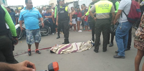 En pleno centro de Huaquillas un hombre fue acribillado con seis tiros