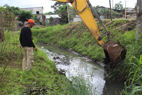 Sectores barriales son intervenidos con la limpieza de esteros por parte del GAD Municipal de Quevedo