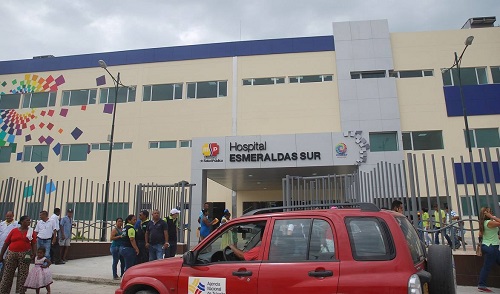 Alumnos lesionados por choque de bus y taxi en Esmeraldas
