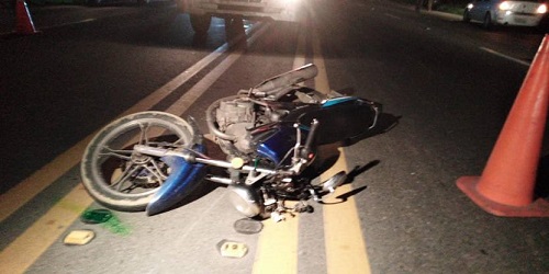 Dos muertos en la vía Durán-Yaguachi al chocar un carro y una moto