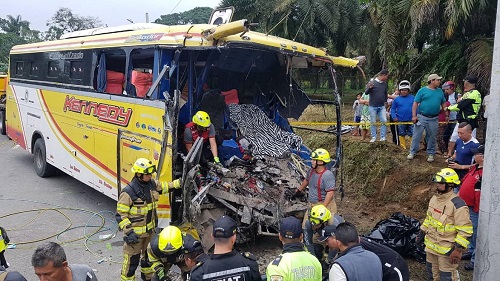 Dos muertos y nueve heridos en choque entre bus y un camión en la vía Santo Domingo-La Concordia
