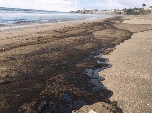 Se investiga mancha negra en playa de Ballenita