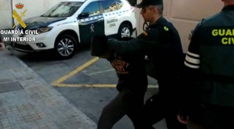 Detienen a 4 ecuatorianos en España por violación
