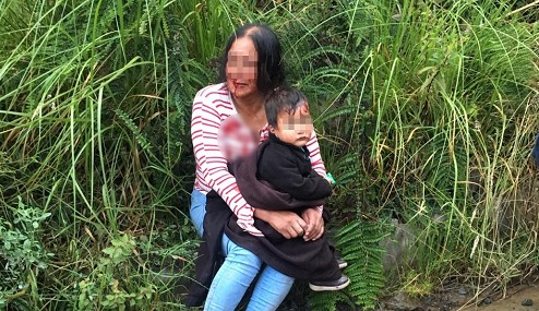 Mujer aparece maniatada junto a un niño en una carretera de Cuenca