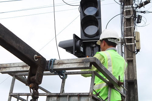 Los semáforos dañados en Quevedo son reparados por personal técnico