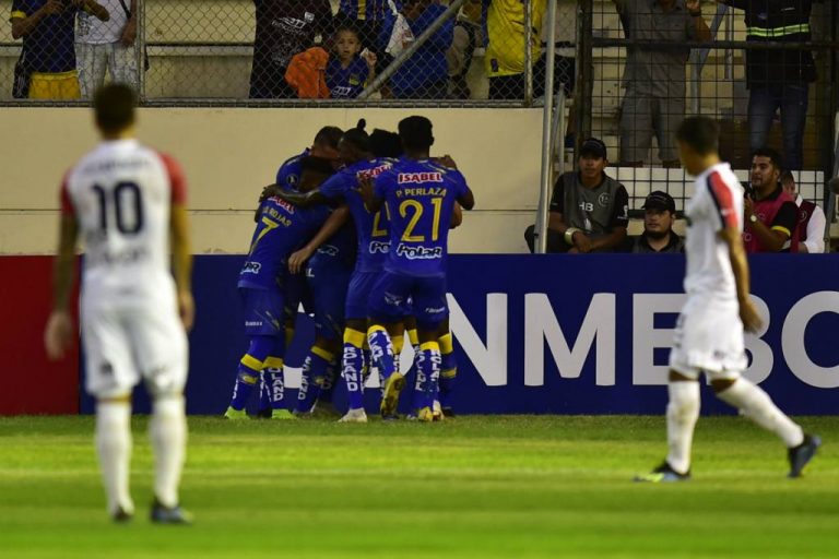 Delfín gana en Paraguay y avanza en la Libertadores
