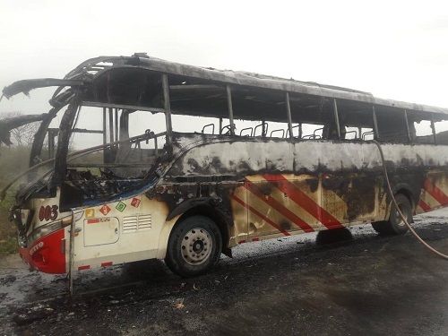 Bus de cooperativa Reina del Camino se incendió en Montecristi