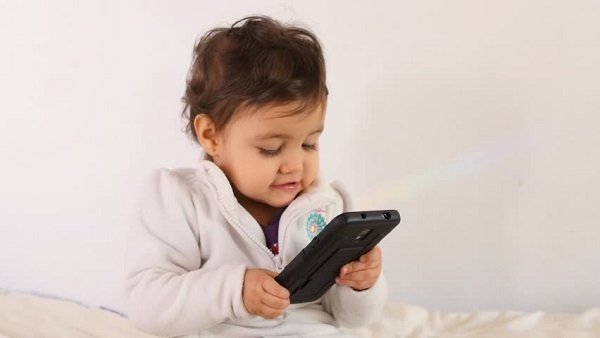 El riesgo de dejar a los bebés en manos del celular para entretenerlos