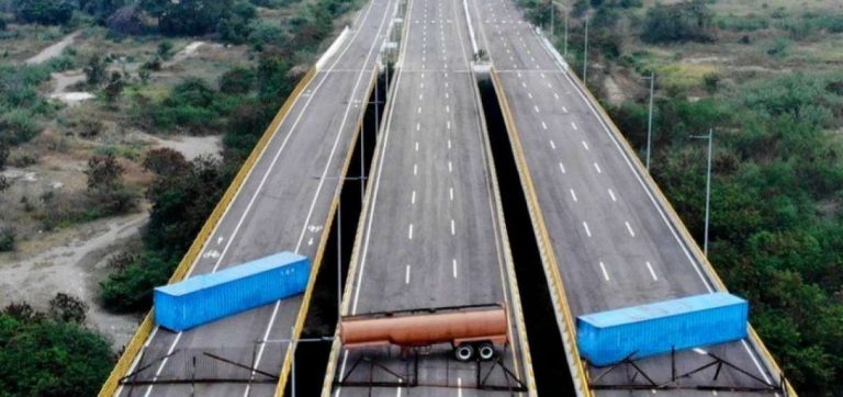 Camiones que llevan ayuda a Venezuela bloqueados en frontera con Colombia