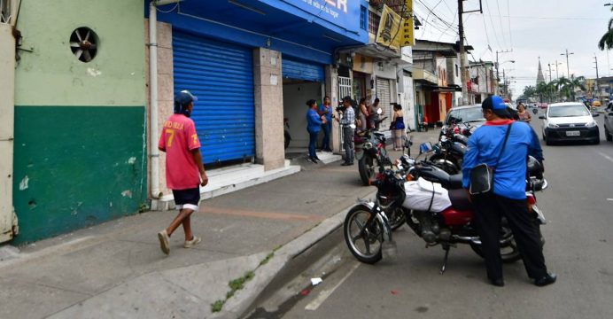3 delincuentes amarraron a trabajadores para robar local en Guayaquil