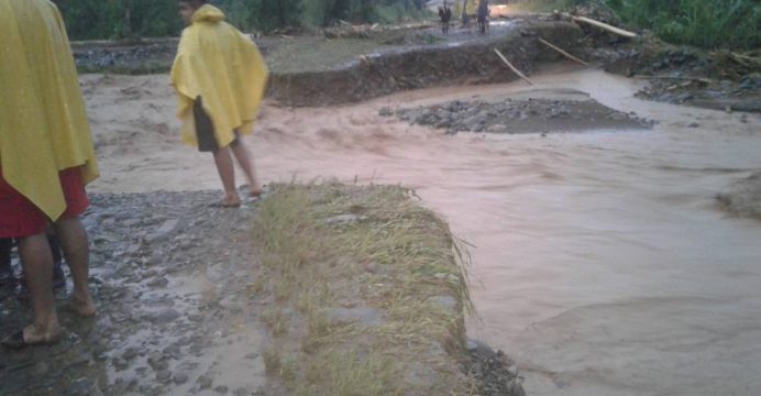 Viviendas afectadas tras desbordamiento del río en Babahoyo