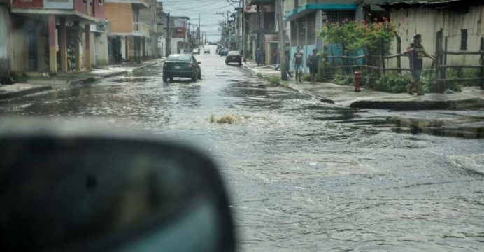 Fuerte temporal provocó deslizamientos de tierra e inundaciones en Manabí