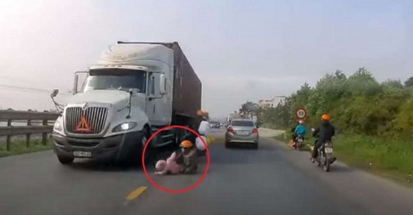 Vídeo madre salva a su hijo de ser arrollado por un camión