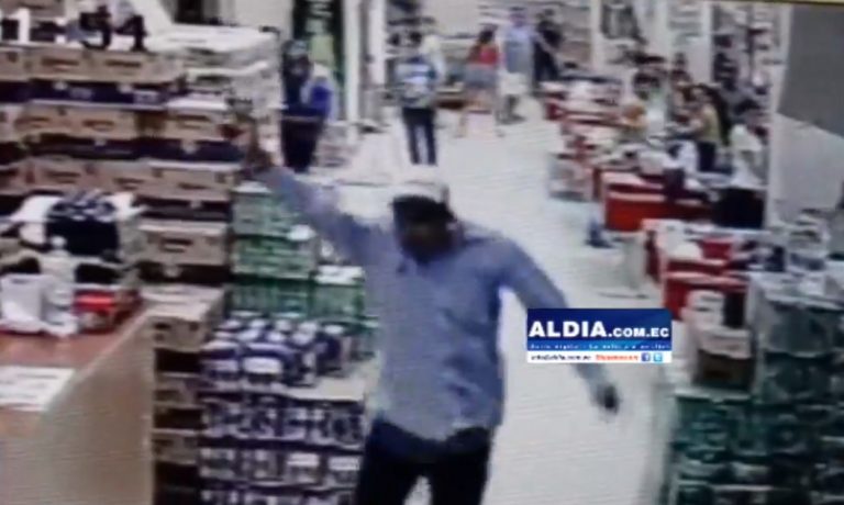 Cuatro sujetos armados roban a Super Tiendas Quevedo con más de 100 personas en su interior