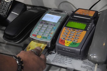 El pago mínimo en las tarjetas de crédito extiende la deuda hasta por más de 16 años