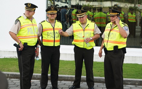 Hasta en $50 se venden los uniformes e insignias policiales