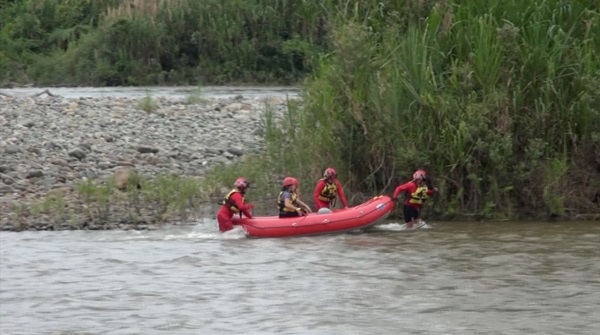 Ciudadanos fueron rescatados del río Bomboiza gracias al trabajo conjunto entre ECU 911 y bomberos de Gualaquiza