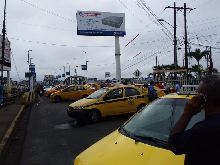 Vías principales de Quevedo fueron bloqueadas durante 3 horas por taxistas